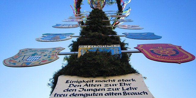 Maibaum-Feste sind eine deutsche Tradition. Offenbar eine gefährliche. (Bild Pixabay)