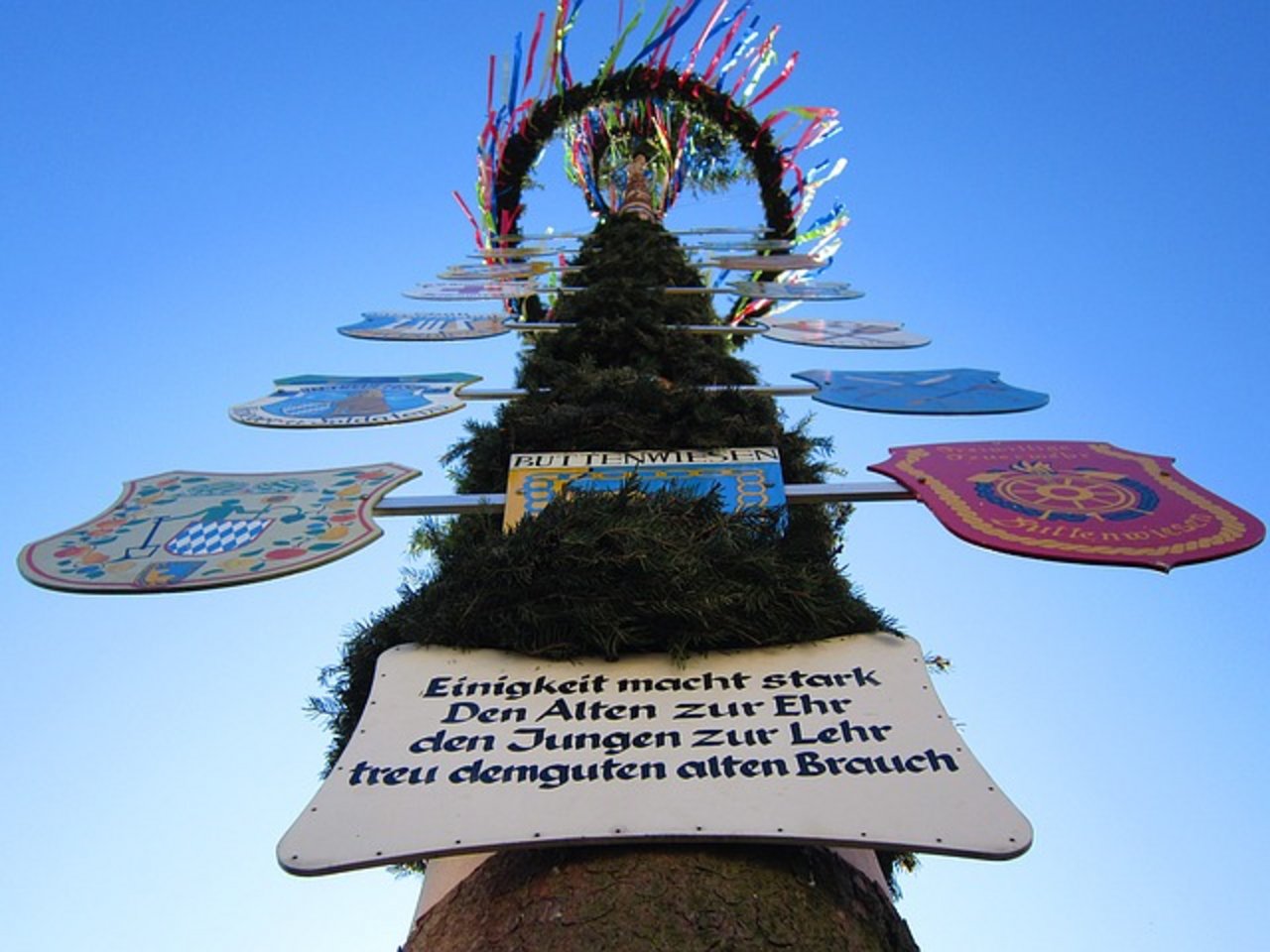 Maibaum-Feste sind eine deutsche Tradition. Offenbar eine gefährliche. (Bild Pixabay)
