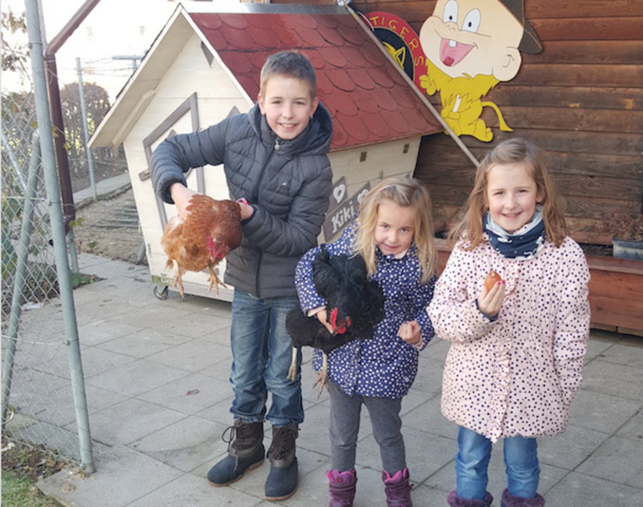 Nils, Melina und Luisa Christen wundern sich über das besondere Ei. (Bild Eveline Christen)