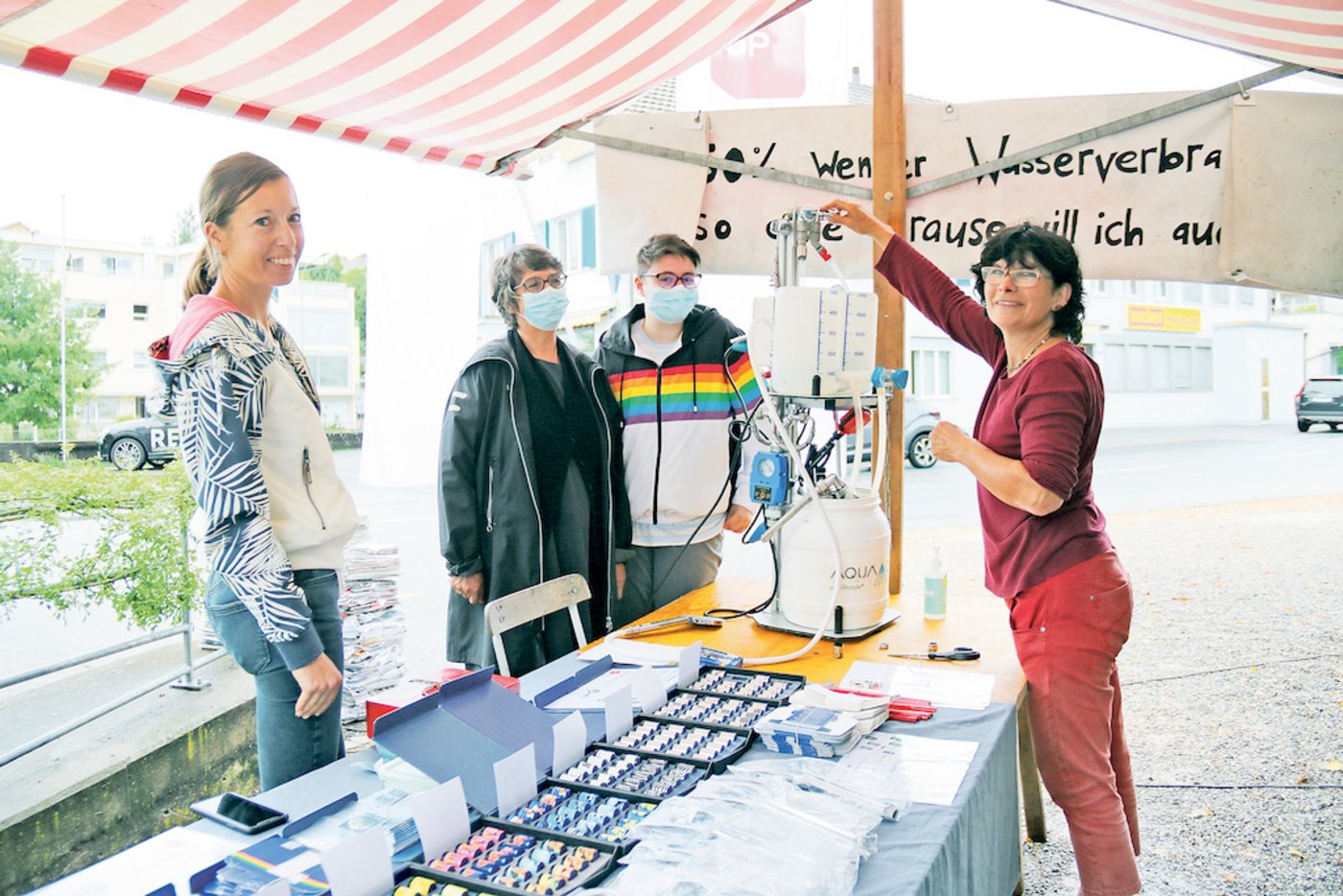 Wassersparend (v. l. n. r.): Claudia Vetterli, Dominique Wyss, Mika Kaufmann und Annemarie Spinnler wollen mit dem Verkauf von Duschköpfen und Strahlreglern zum Wassersparen beitragen.