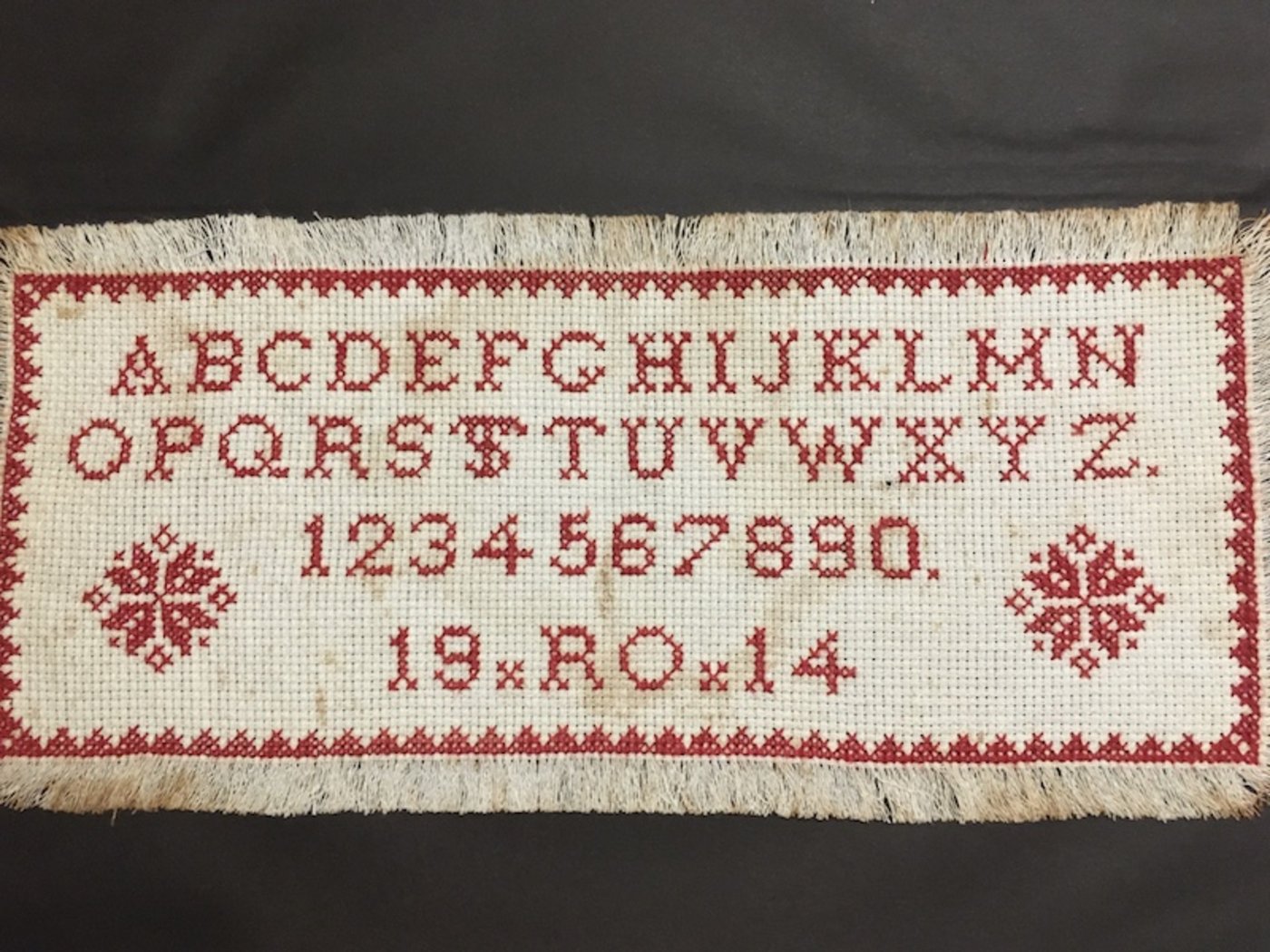 Viele kennen das Sticken vor allem in Form des Kreuzstichs auf einem Übungsstück im Handarbeitsunterricht.