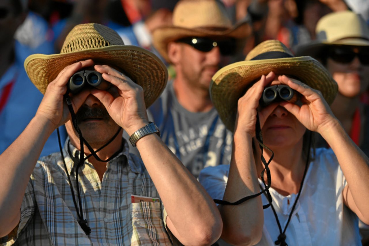 Zwei von 145 000 Besucher des Eidgenössischen Schwing- und Älplerfests in Estavayer-le-Lac. (Bild Swiss-Images.ch)