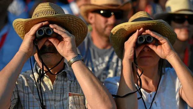 Zwei von 145 000 Besucher des Eidgenössischen Schwing- und Älplerfests in Estavayer-le-Lac. (Bild Swiss-Images.ch)