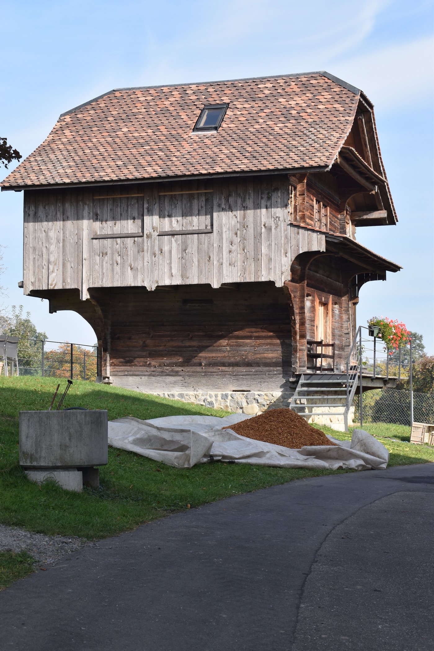 In diesem ehemaligen Kornspeicher befindet sich eine Ferienwohnung, in welcher Menschen mit Demenz zusammen mit ihren Angehörigen eine Auszeit nehmen können.