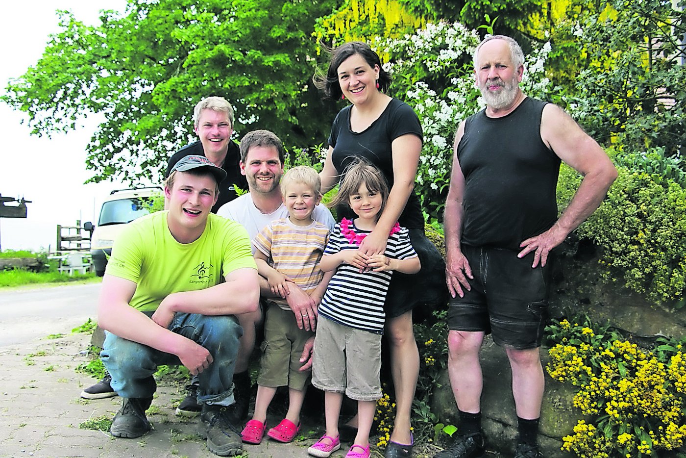 sieht man Manuel mit Roger und Antje Leuthold mit zwei von den drei Kindern, Fredy Leuthold (rechts) und Mathias Frühsorge von der LuB (links oben).