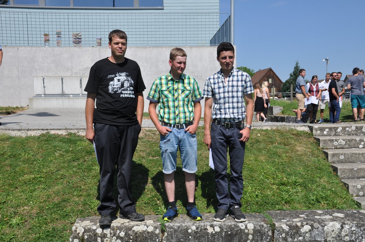 Die drei Agrarpraktiker Rolf Schneeberger, Cyrill Landolt und Nico Müller (v.l.n.r.) haben besonders gut abgeschlossen und erhielten daher eine Anerkennungsurkunde.