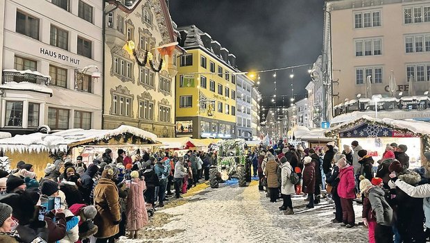 Die leuchtenden und geschmückten Traktoren gaben im winterlichen Einsiedeln ein zauberhaftes Bild ab.