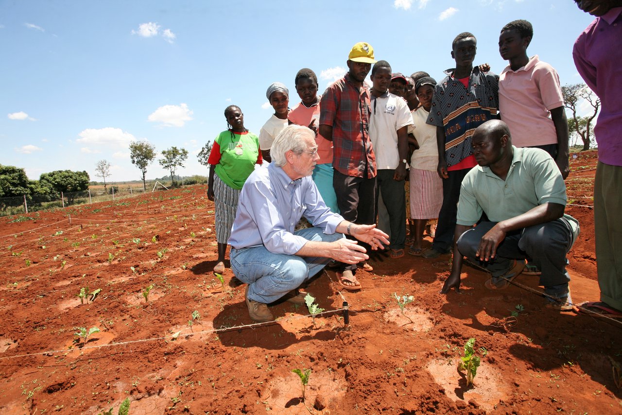 Hans Rudolf Herren im Gespräch mit Bäuerinnen und Bauern in Kenia. (Bild: © Christof Sonderegger)