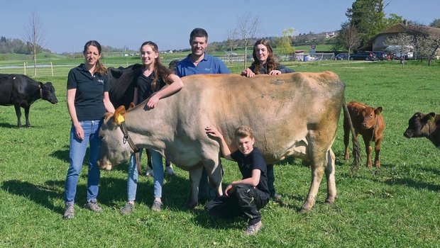 Bei Familie Krähenbühl sind alle Mitglieder begeistert von der Landwirtschaft. Auch die Kinder Lena, Lisa und Alex und wollen die landwirtschaftliche Lehre machen oder sind bereits daran. (Bilder Jasmine Baumann)