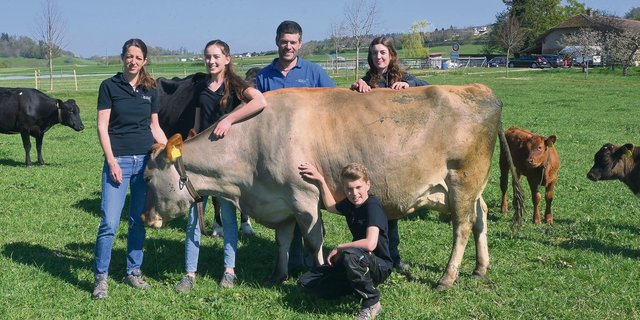 Bei Familie Krähenbühl sind alle Mitglieder begeistert von der Landwirtschaft. Auch die Kinder Lena, Lisa und Alex und wollen die landwirtschaftliche Lehre machen oder sind bereits daran. (Bilder Jasmine Baumann)