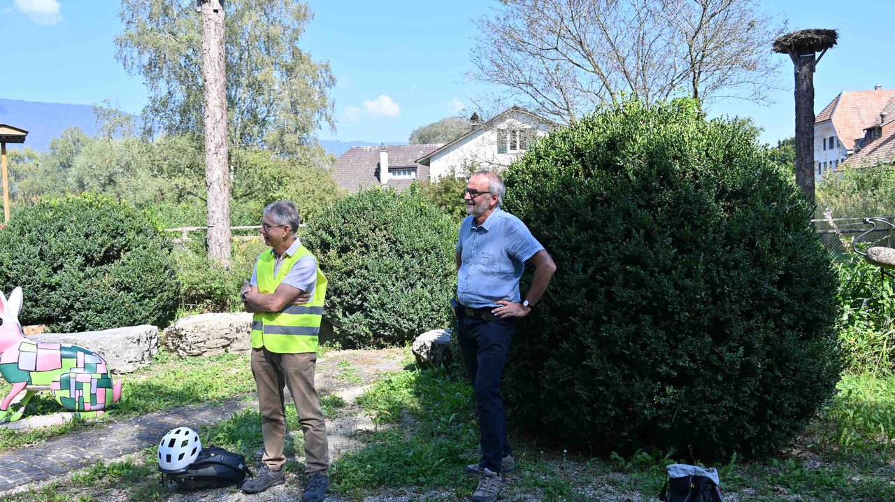 Thomas Schwaller, Leiter Natur und Landschaft des Amts für Raumplanung im Kanton Solothurn (links) und Bruno Vanoni, Informationsbeauftragter des FLS, hören ebenfalls gespannt zu. 