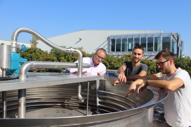 Mark Iten, Raphael Iten und Fabio Zulli mit der Tankanlage, die Ammoniak aus der Gülle trennt. (Bilder zVg)