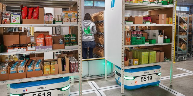 Der Roboter «Boby» von Scallog hat eine Tragkraft von 600 Kilo und ist mit Akkubetrieb selbstständig. (Bild Farmy)