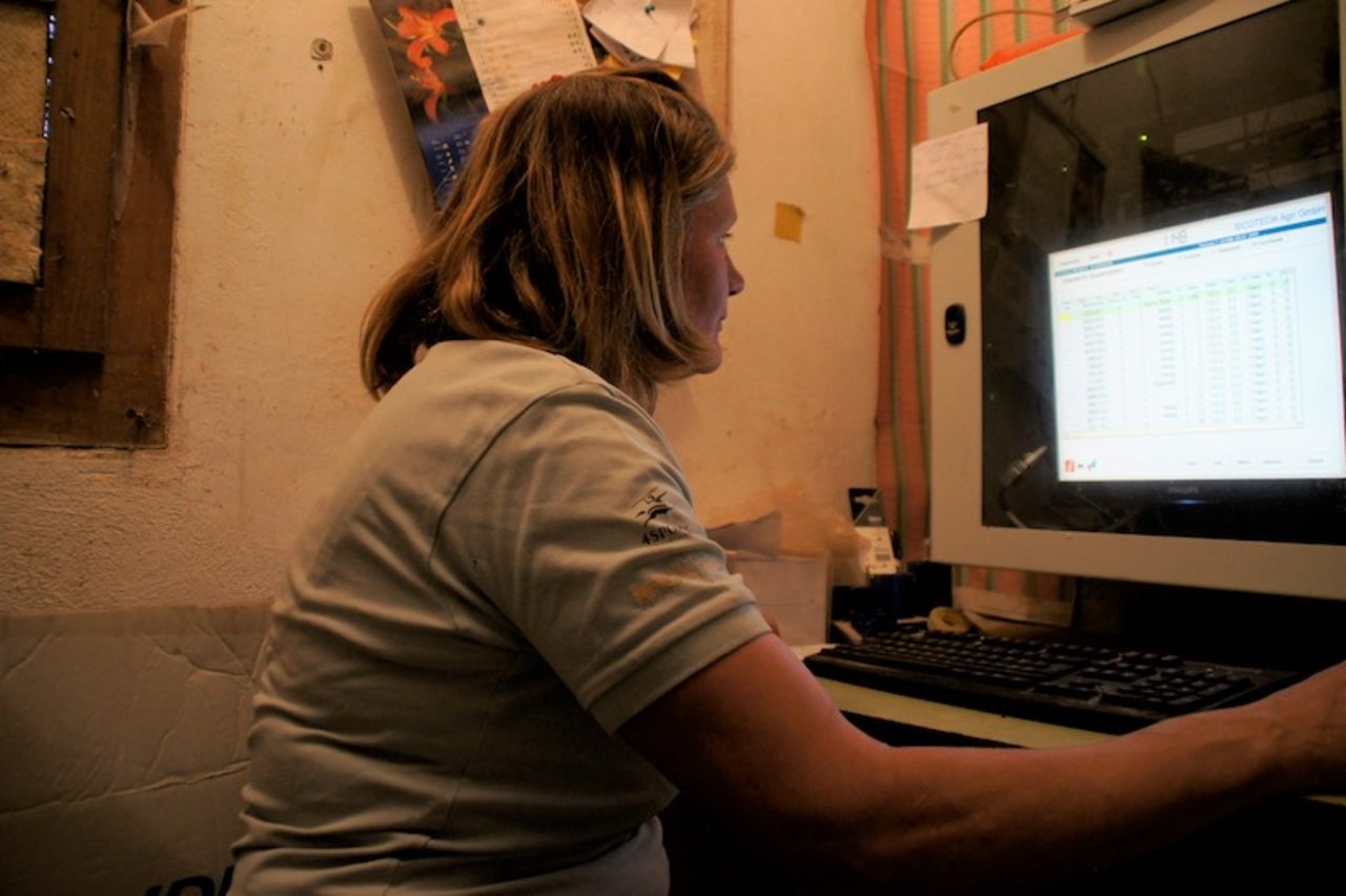 Am Computer kann Susanne Betscher die Futtermischungen einsehen und planen.
