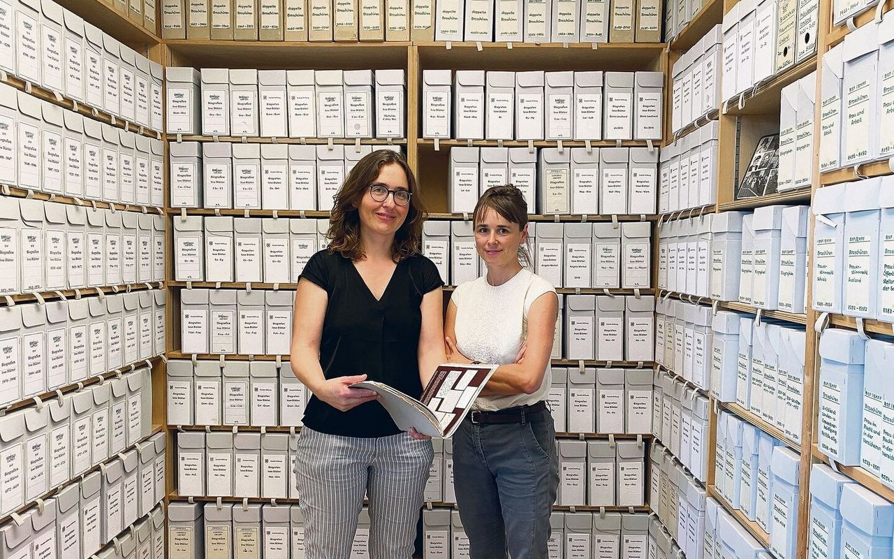 Simona Isler (links) und Lina Gafner, die beiden Leiterinnen der Gosteli-Stiftung in einem der Archiv-Räume in Worblaufen.