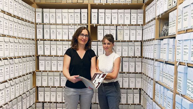 Simona Isler (links) und Lina Gafner, die beiden Leiterinnen der Gosteli-Stiftung in einem der Archiv-Räume in Worblaufen.