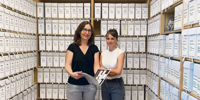 Simona Isler (links) und Lina Gafner, die beiden Leiterinnen der Gosteli-Stiftung in einem der Archiv-Räume in Worblaufen.