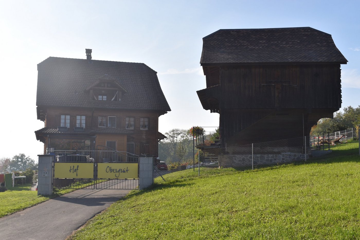 Die Idee, Menschen mit Demenz wie hier auf dem Hof Obergrüt auf einem Bauernhof zu betreuuen, ist europaweit einzigartig. (Bilder Lara Aebi)