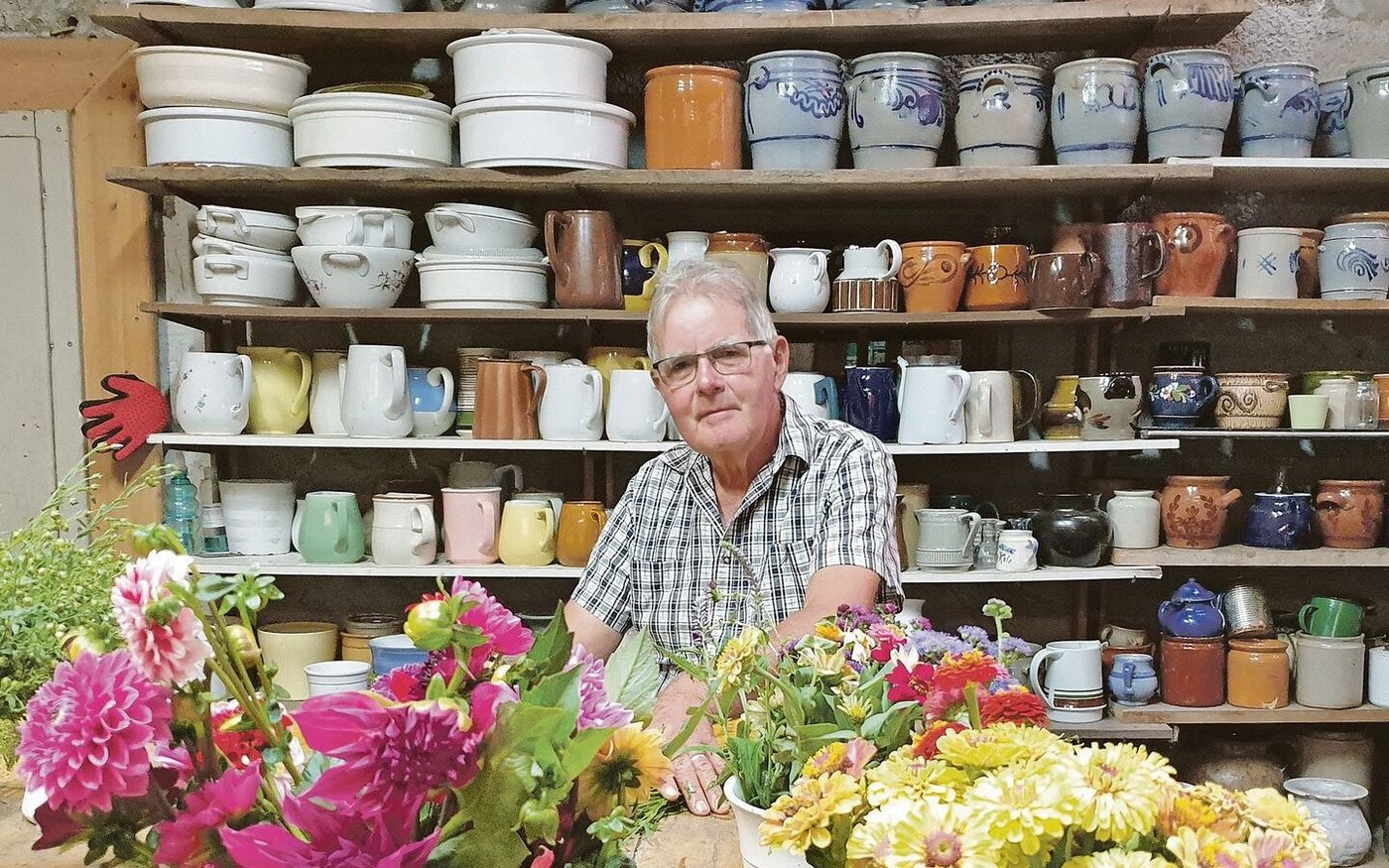 Am Freitag ist Produktionstag. Jakob Gebhard rüstet die Pflanzen und bindet die Sträusse, die seine Frau zusammengestellt hat.