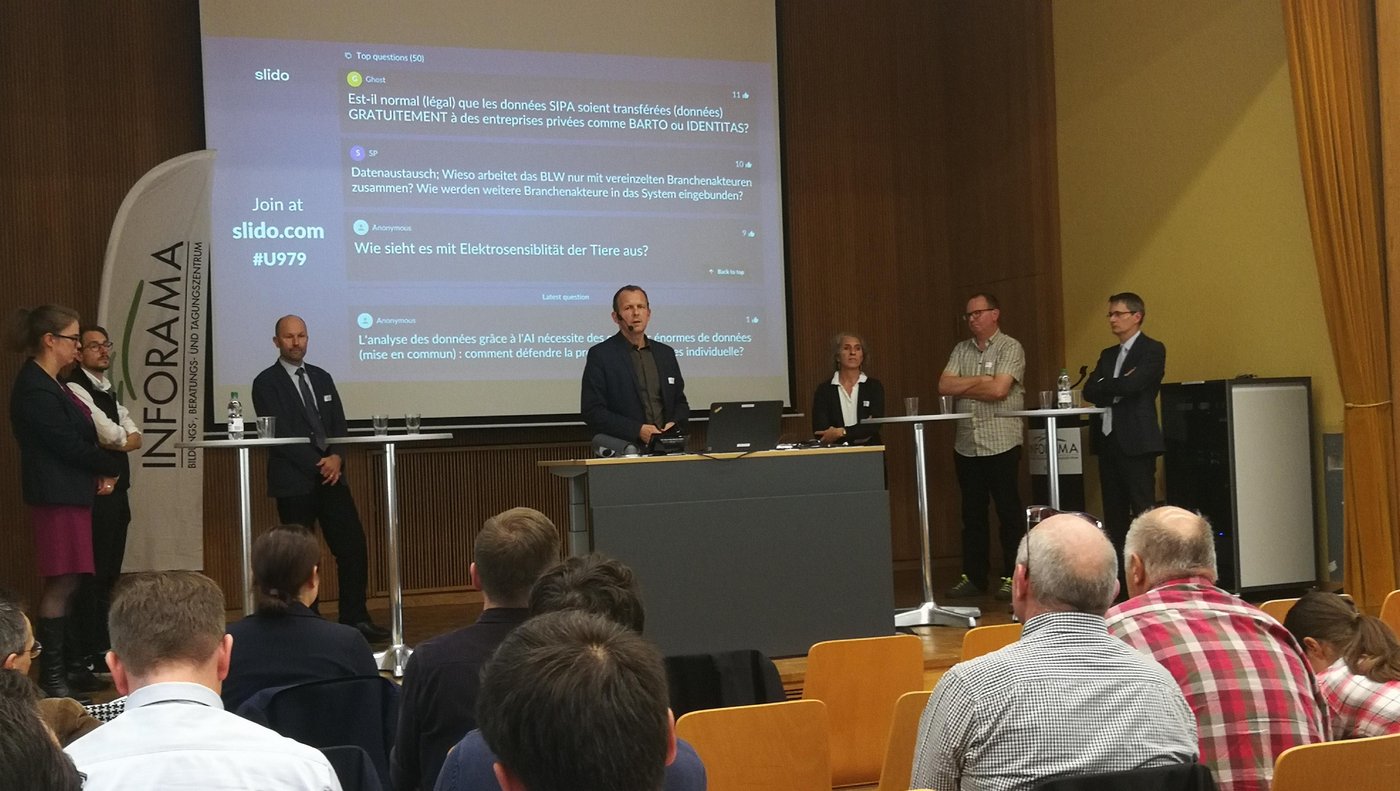 Und anschliessend im Experten-Podium unter der Moderation von BauernZeitung-Chefredaktor Adrian Krebs beantwortet.