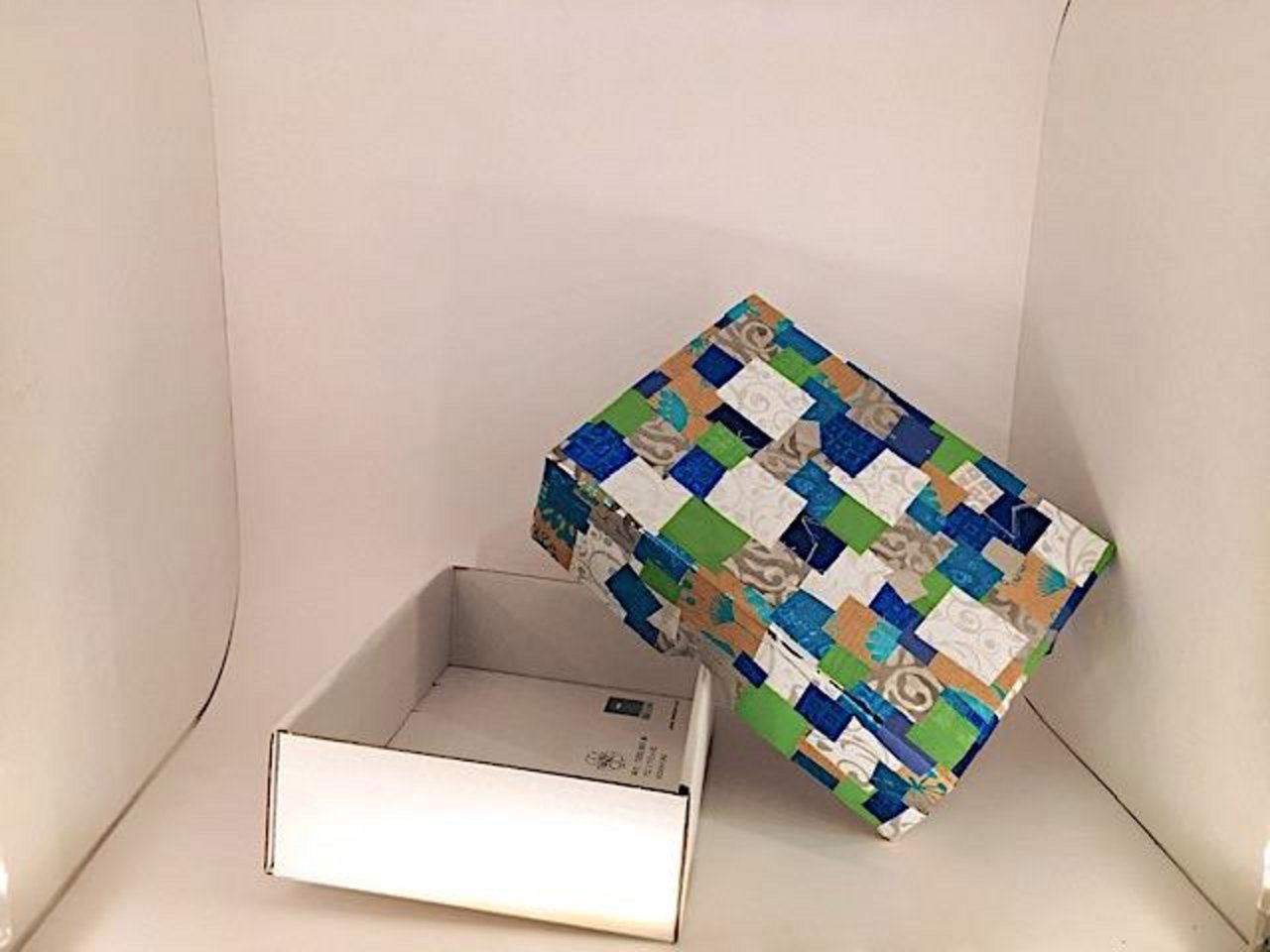 Resten von sechs verschiedenen Packpapier-Rollen machen die Kartonschachtel zur Mosaik-Truhe. (Bilder jsc)