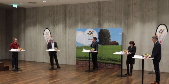 Das Podium Berner Landwirtschaft fand diesemal ohne anwesende Zuschauer statt. Es diskutierten unter der Leitung von Albert Rösti (m.) Daniel Hasler, Christian Hofer, Eva Reinhard und Michael Gysi (v.l.n.r.). (Bild Screenshot)