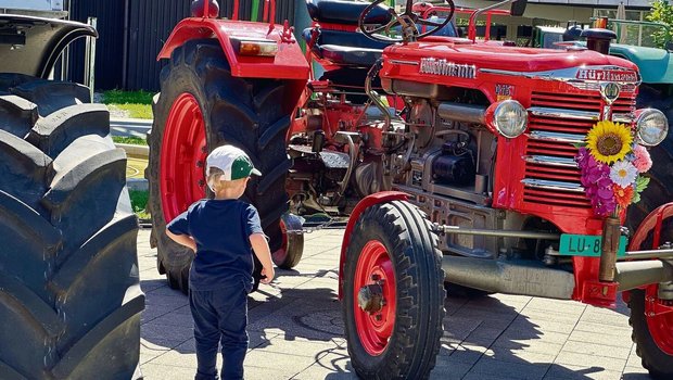 Junger Mensch bestaunt alte Maschine: An den Farming Days im Verkehrshaus gab es viel zu erfahren und zu erleben.