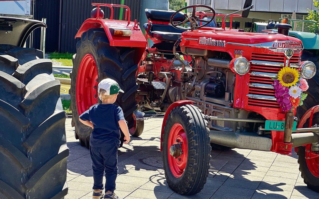 Junger Mensch bestaunt alte Maschine: An den Farming Days im Verkehrshaus gab es viel zu erfahren und zu erleben.