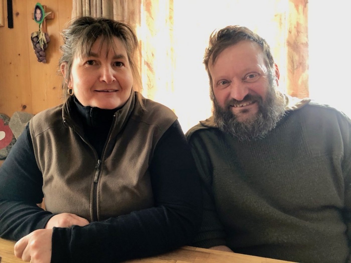 Annelies und Christof Mattli erledigen den Job als Lawinenbeobachter als Team: er im Feld, sie am Computer.