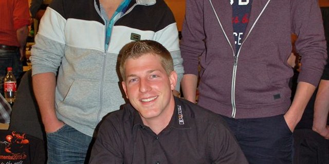 (v. l. n. r.) Thomas Ramseier und André Rüegsegger (stehend), wurden neu in den Vorstand gewählt, der von Michael Teuscher (sitzend) präsidiert wird. (Bild Daniela Joder)