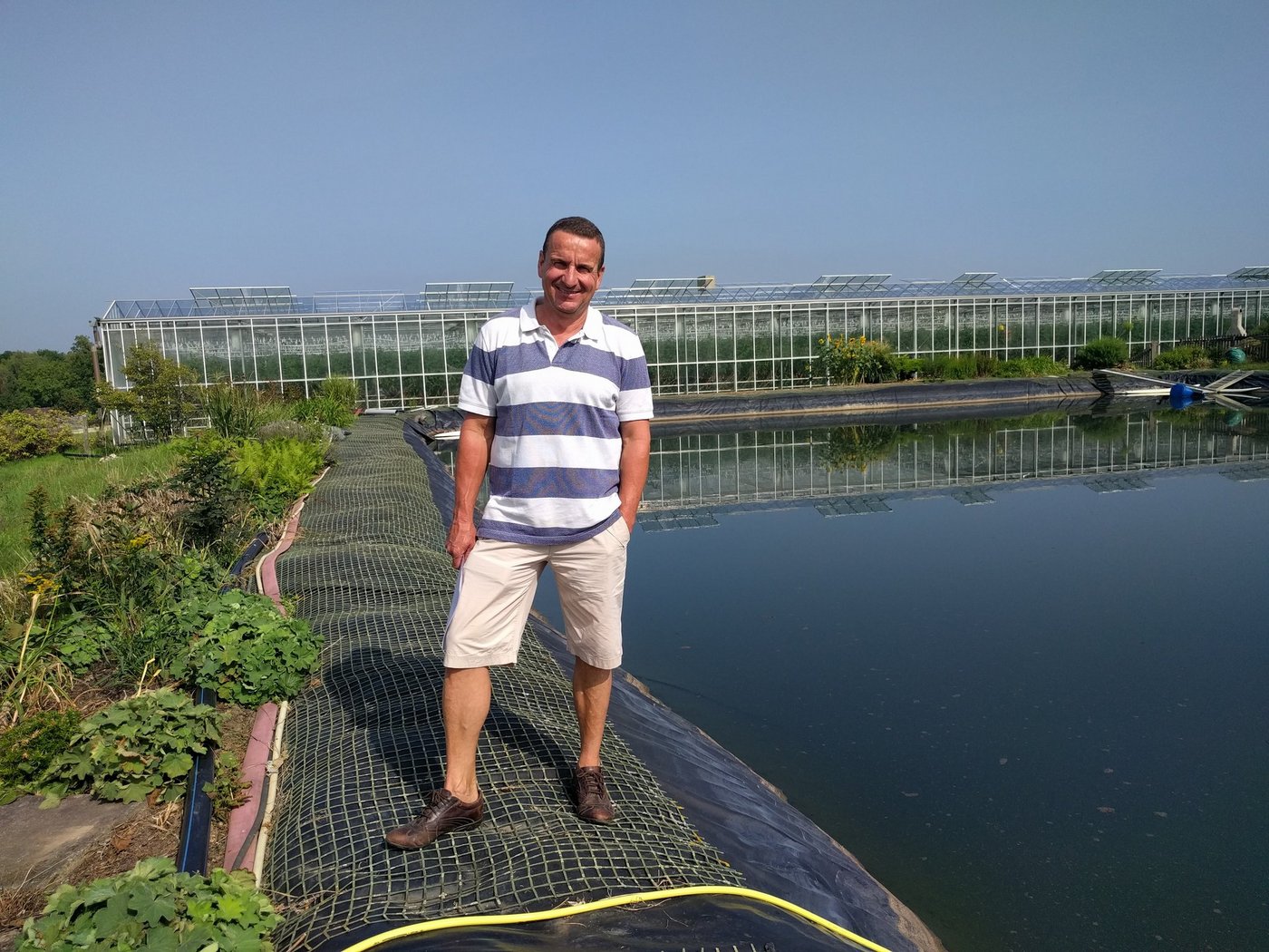 Betriebsleiter Andreas Eschbach beim Wasserspeicher für Freiland- und Gewächshauskulturen. (Bilder sbu)