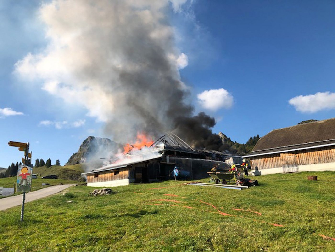 Beim Eintreffen der Feuerwehren stand das freistehende Gebäude bereits in Vollbrand. (Bild Kapo Bern)