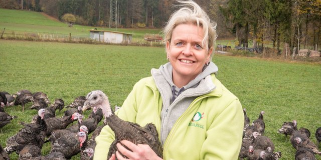 Esther Vock pflegt ein enges Verhältnis zu den Truten. (Bild David Eppenberger) 