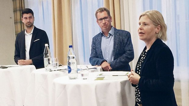 SP-Nationalrat Fabian Molina (l.) und Esther Friedli (r.) haben das Heu wahrlich nicht auf der gleichen Bühne. Moderator Roger Fuchs (m.) navigierte geschickt zwischen den Kontrahenten.