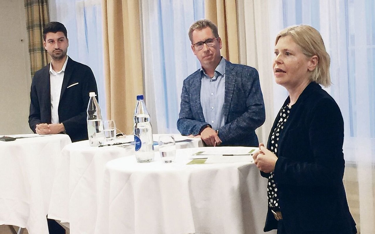 SP-Nationalrat Fabian Molina (l.) und Esther Friedli (r.) haben das Heu wahrlich nicht auf der gleichen Bühne. Moderator Roger Fuchs (m.) navigierte geschickt zwischen den Kontrahenten.