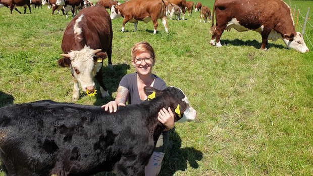 Früher war ihr die Landwirtschaft fremd, durch Heirat und Familie fühlt sich Cornelia Berger heute bei ihren Hereford-Mutterkühen pudelwohl. (Bild Cornelia Berger)