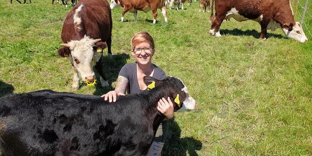 Früher war ihr die Landwirtschaft fremd, durch Heirat und Familie fühlt sich Cornelia Berger heute bei ihren Hereford-Mutterkühen pudelwohl. (Bild Cornelia Berger)