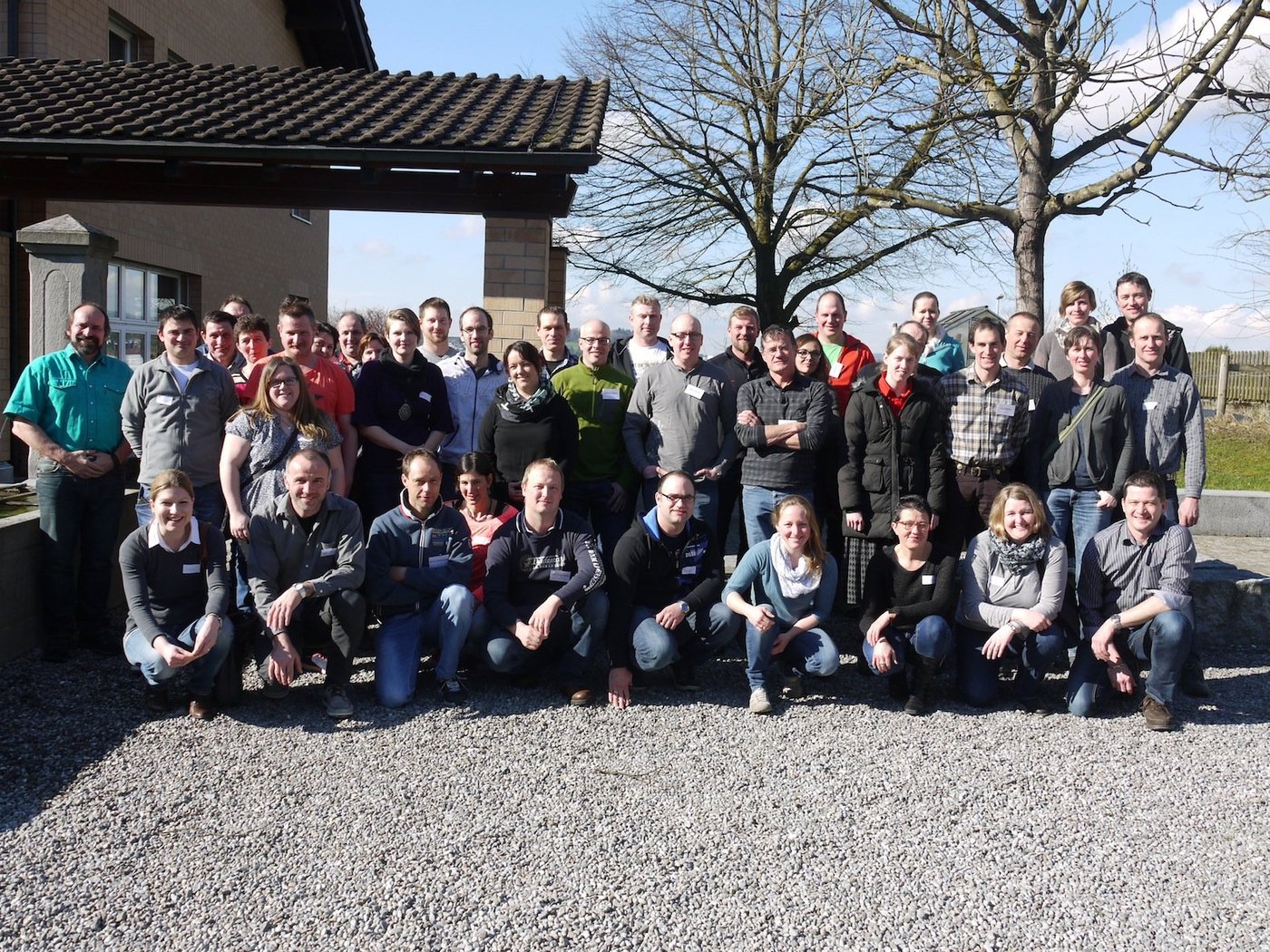 Gruppenbild mit den neuen landwirtschaftlichen Lehrmeistern, Partnerinnen und Kursleitern. (Bild ma)