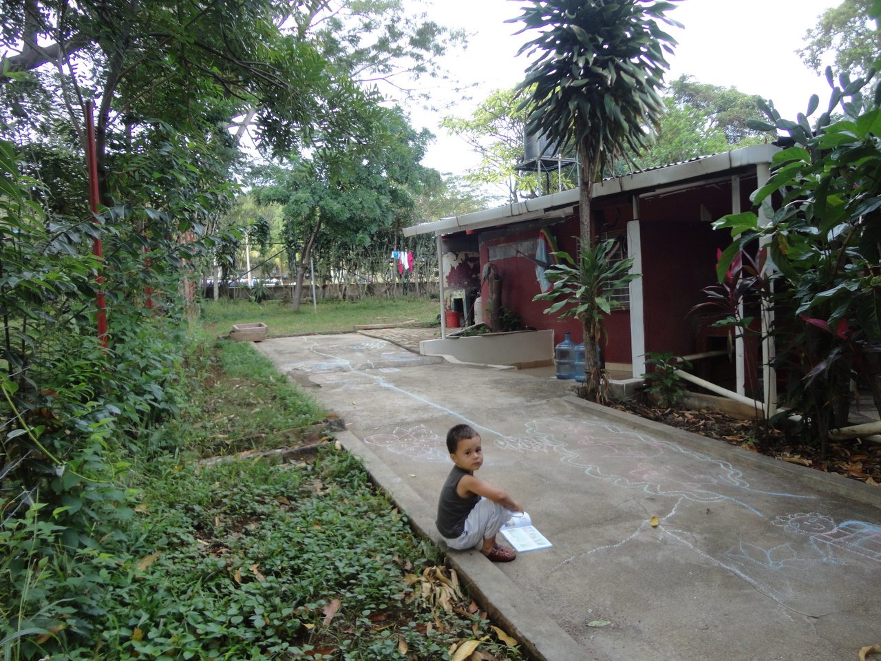 Dario vor dem Haus in Managua. (Bild Mirka Lötscher)