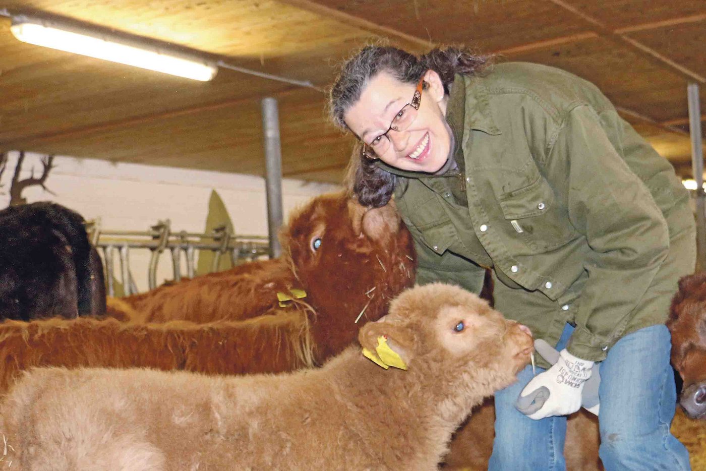 Erika Janett hilft täglich im Stall und legt viel Wert auf hohe Fleischqualität: «Wir füttern nur, was auf den eigenen Wiesen wächst.» (Bild ray)