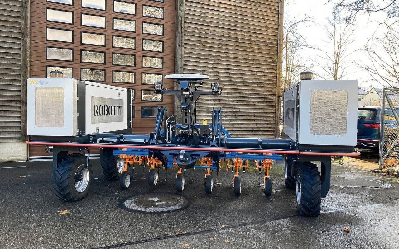 Auf der Swiss Future Farm in Tänikon wird der autonome Werkzeugträger «Robotti» der dänischen Firma Agrointelli eingesetzt. 