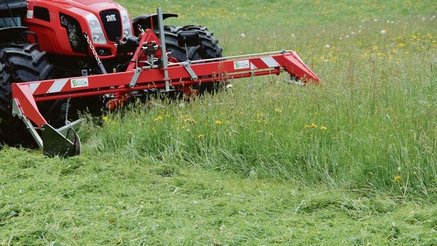 Das Frontmähwerk System Erni ist seit Sommer 2018 am Markt erhältlich. Es ist kompakt konstruiert, schlank, leicht und erzielt eine grosse Flächenleistung. Besonderen Wert legten Ernis bei der Konstruktion auch auf die Anfahrsicherung. 
