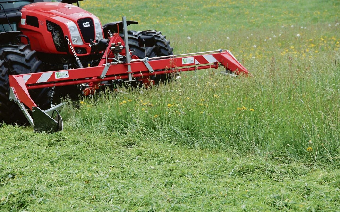 Das Frontmähwerk System Erni ist seit Sommer 2018 am Markt erhältlich. Es ist kompakt konstruiert, schlank, leicht und erzielt eine grosse Flächenleistung. Besonderen Wert legten Ernis bei der Konstruktion auch auf die Anfahrsicherung.  