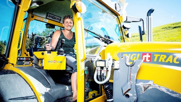 «SRF bi de Lüt – Landfrauenküche»: «Es müssen alle einverstanden sein», sagt Vreni Hüberli Vreni Hüberli übernimmt auf dem Bergbauernbetrieb oberhalb von Ennetbühl diverse Arbeiten, sei es im Stall oder mit dem Traktor. (Bild Ueli Christoffel/SRF)