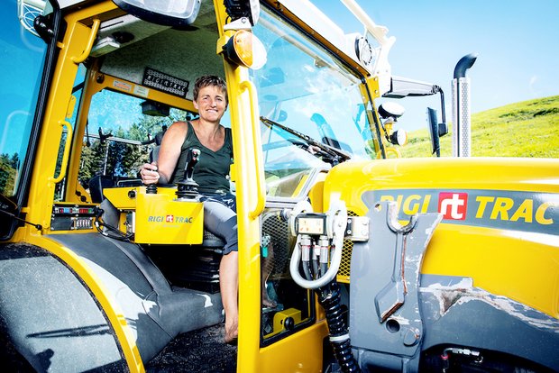 «SRF bi de Lüt – Landfrauenküche»: «Es müssen alle einverstanden sein», sagt Vreni Hüberli Vreni Hüberli übernimmt auf dem Bergbauernbetrieb oberhalb von Ennetbühl diverse Arbeiten, sei es im Stall oder mit dem Traktor. (Bild Ueli Christoffel/SRF)