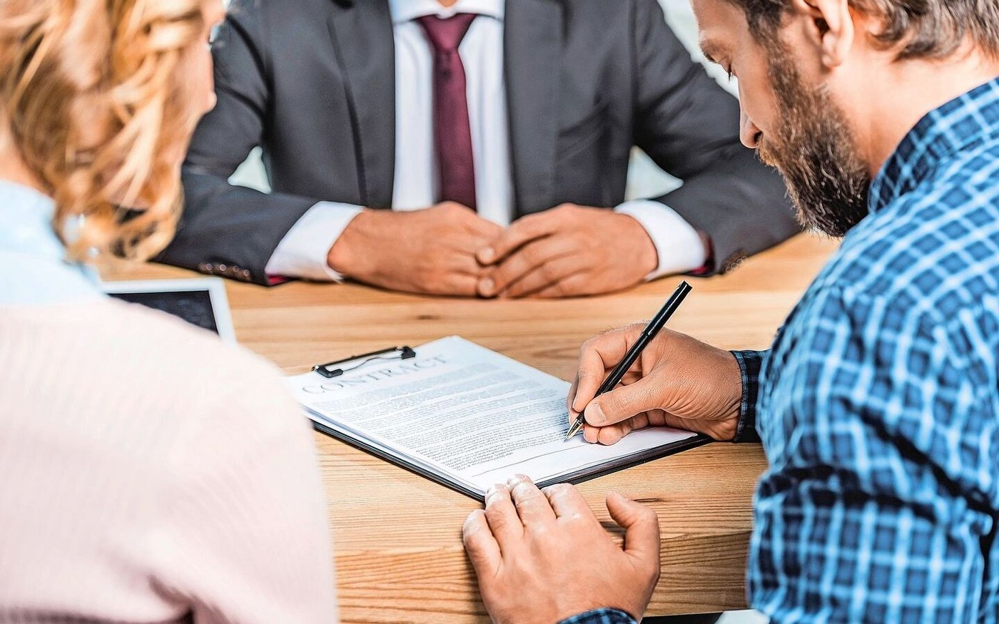 Um Direktzahlungen in voller Höhe zu erhalten, müssen verheiratete oder eingetragene Partnerinnen und Partner ab 2027 über einen minimalen Versicherungsschutz verfügen.