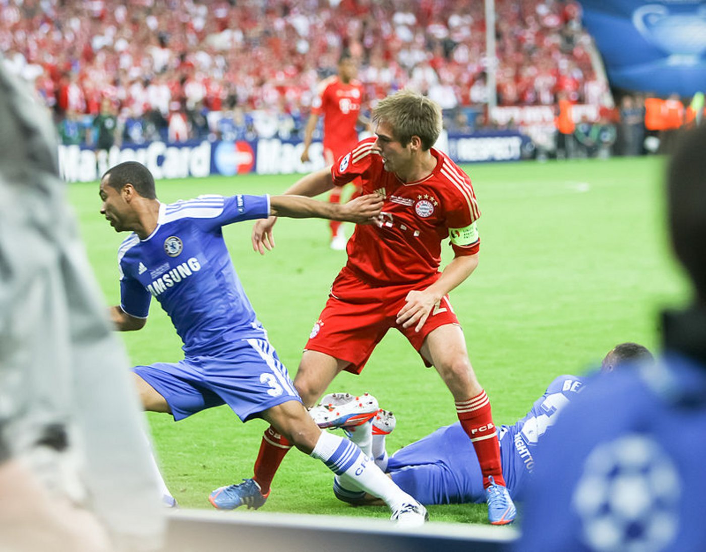 Lahm neben Ashley Cole im Finale der Champions League 2012. Im April 2017 beendete er seine Aktiv-Karriere. (Bild rayand/RA1_6031)