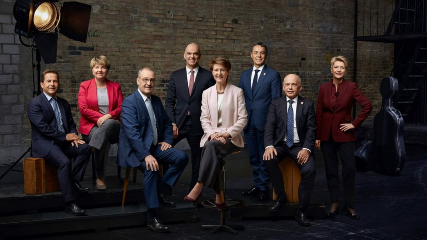 Der Gesamtbundesrat 2020 (von links nach rechts): Bundeskanzler Walter Thurnherr, Bundesrätin Viola Amherd, Bundesrat Guy Parmelin (Vizepräsident), Bundesrat Alain Berset, Bundespräsidentin Simonetta Sommaruga, Bundesrat Ignazio Cassis, Bundesrat Ueli Maurer, Bundesrätin Karin Keller-Sutter. (Bild admin.ch)