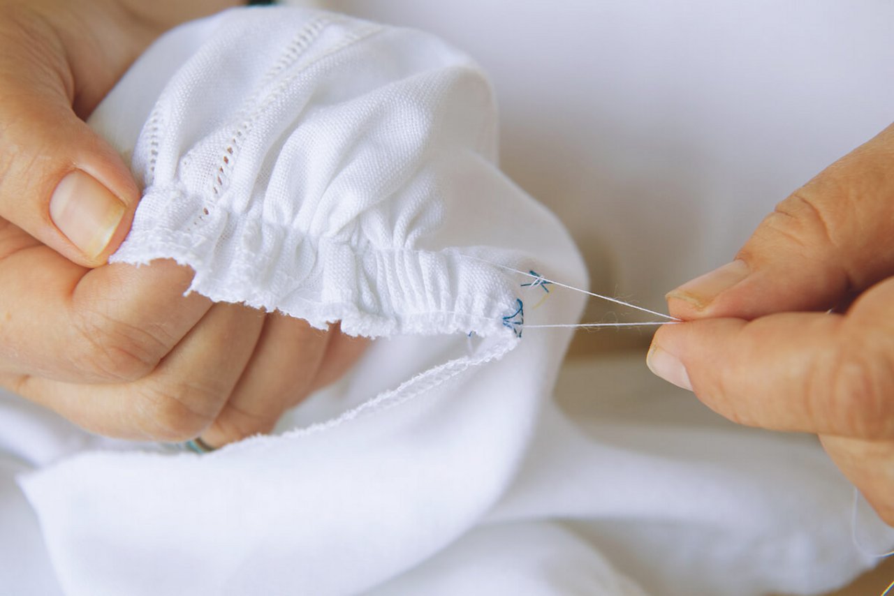 Eine Tracht wird ganz von Hand genäht. (Foto: Marion Nitsch)