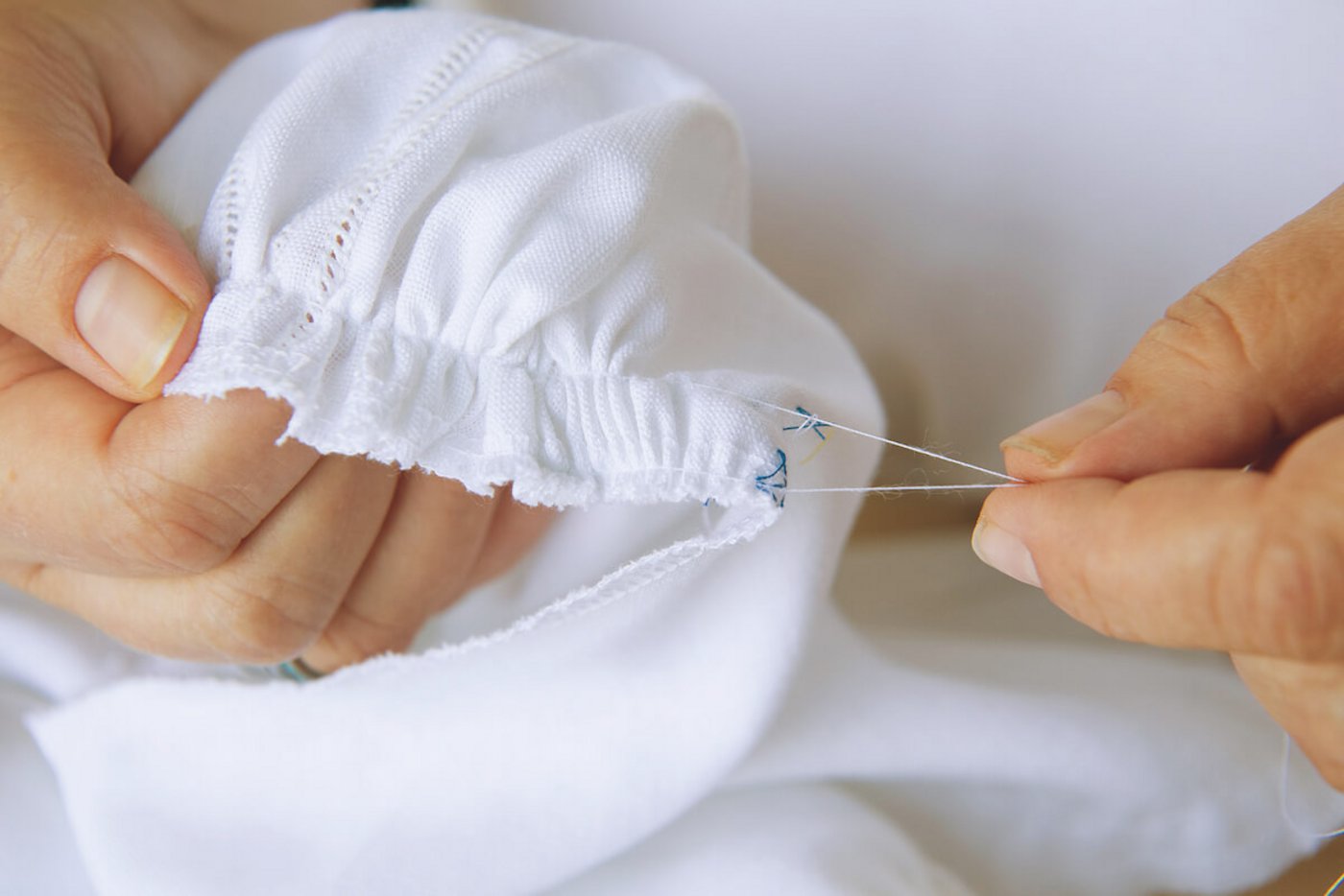 Eine Tracht wird ganz von Hand genäht. (Foto: Marion Nitsch)
